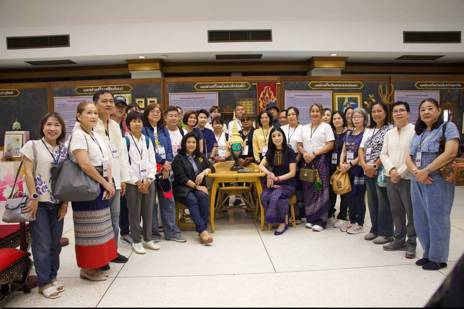 title - ผอ.ศพส. ห้การต้อนรับ คณะผู้บริหาร พนักงาน และสื่อมวลชน จาก บริษัท ทิพยประกันภัย จำกัด (มหาชน) พร้อมนำคณะเข้าเยี่ยมชมนิทรรศการสืบสาน สายธาร สร้างงาน หัตถศิลป์ ณ ศูนย์ส่งเสริมและพัฒนาอาชีพเสริมนอกภาคการเกษตร (ศูนย์ศิลปาชีพ บางไทรฯ (เดิม)) 